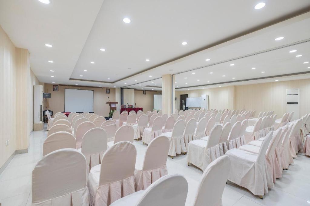 Collection O 1279 Hotel Grand Celino Makassar Exterior foto