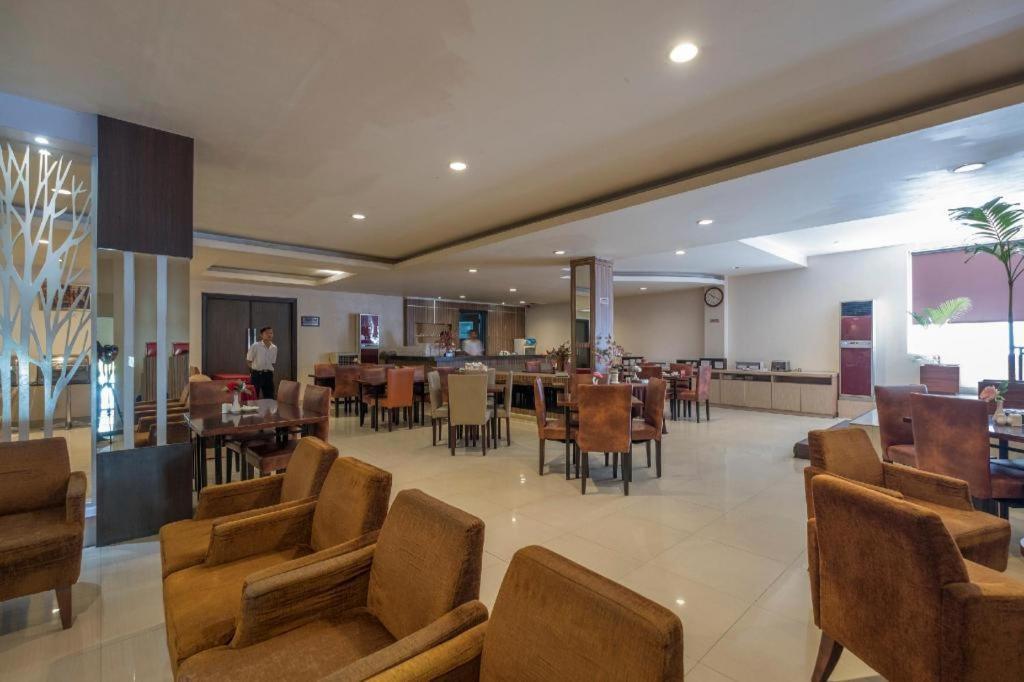 Collection O 1279 Hotel Grand Celino Makassar Exterior foto
